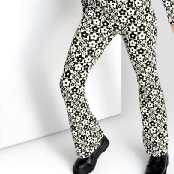 WILD Fable Black/ White Floral Check High Waistband Yoga Flare Pant-M - Picture 1 of 7